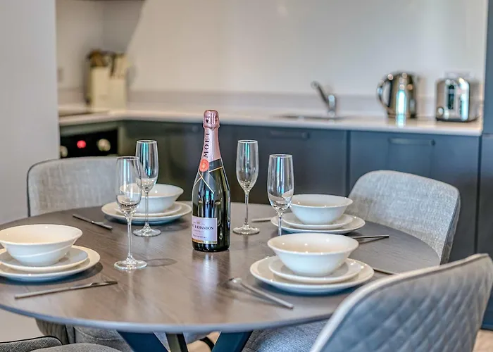 2-br Near Salford Royal - & Town Centre View - 1 Minute To Train & Tram Station - Sleeps 6 Lägenhet