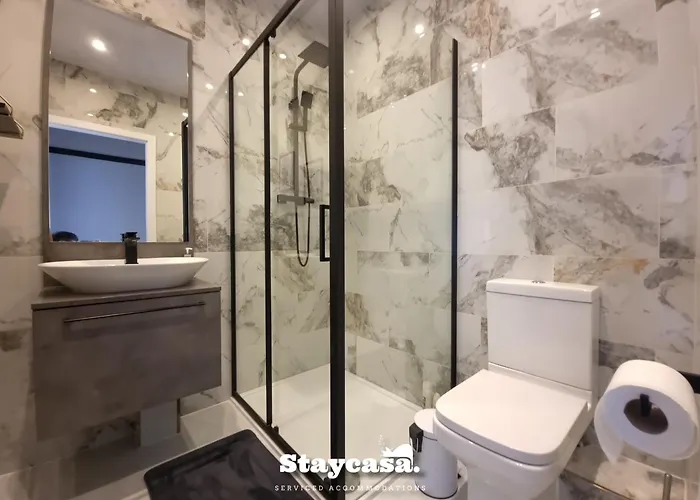 Semesterbostad Spacious 6-bed With Large Patio And Free Parking *