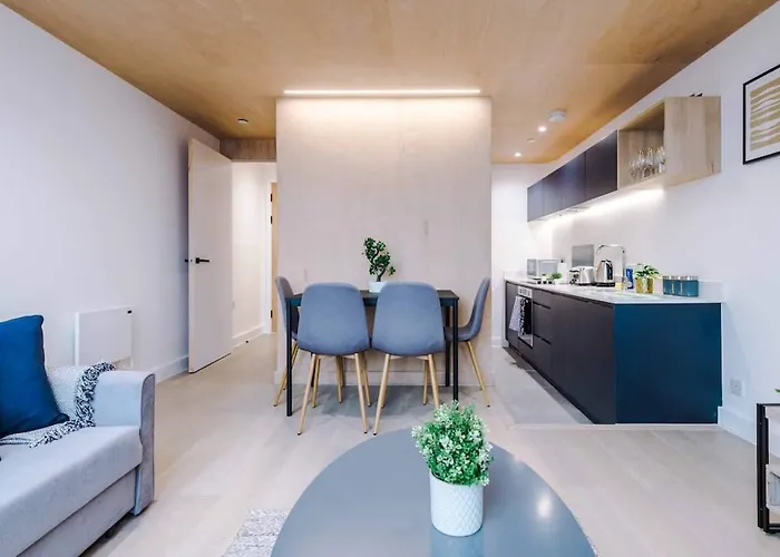 Modern Spacious Sleeps 5 Free High-speed Wi-fi شقة *