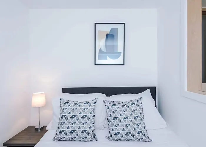 Modern Spacious Sleeps 5 Free High-speed Wi-fi شقة مانشستر