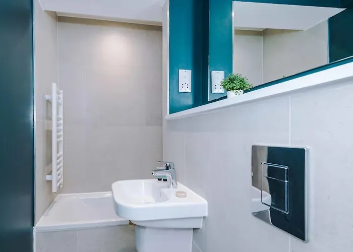 Modern Spacious Sleeps 5 Free High-speed Wi-fi