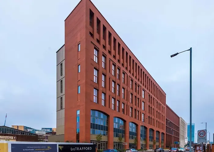 Modern Spacious Sleeps 5 Free High-speed Wi-fi