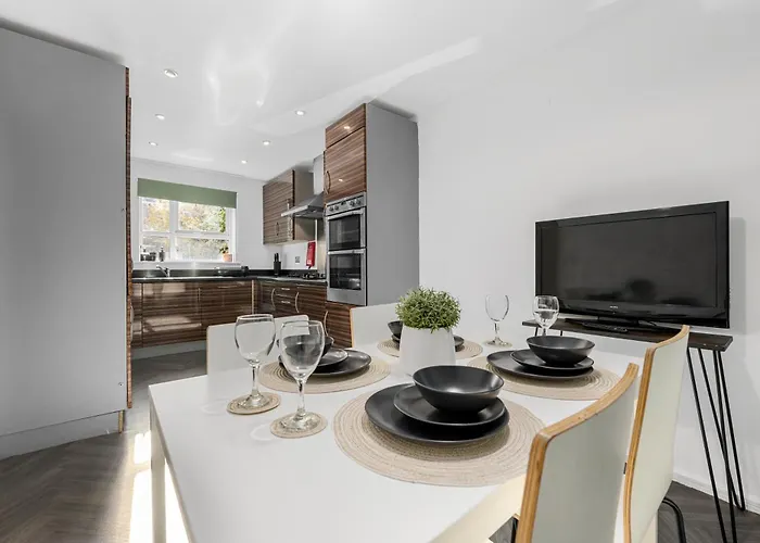 Сasa de vacaciones Luxury 4 Bed Home, Garden, Parking, 3 Baths *