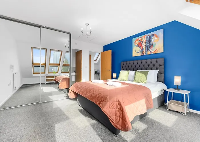 Сasa de vacaciones Luxury 4 Bed Home, Garden, Parking, 3 Baths *