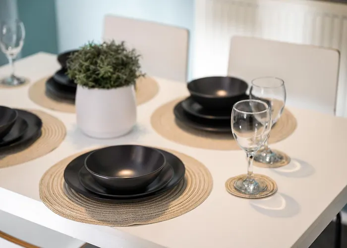 Luxury 4 Bed Home, Garden, Parking, 3 Baths * Mánchester