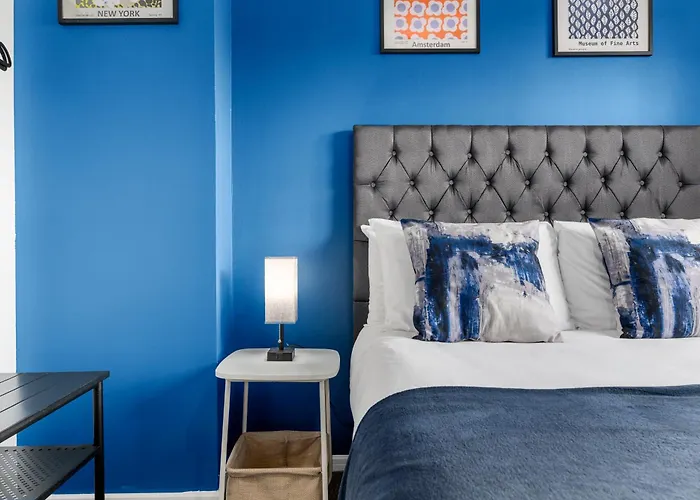 Luxury 4 Bed Home, Garden, Parking, 3 Baths *