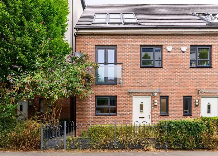 Luxury 4 Bed Home, Garden, Parking, 3 Baths Mánchester