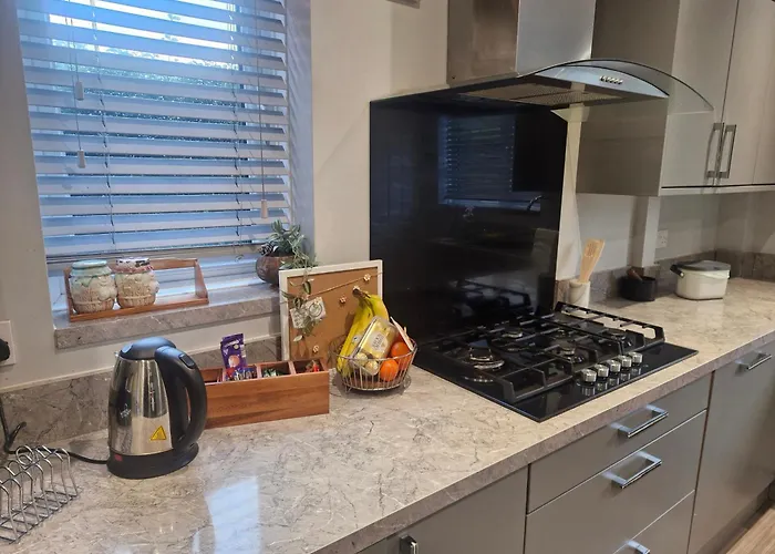 Sleeps 5 - Free Parking Wifi Near Airport & *