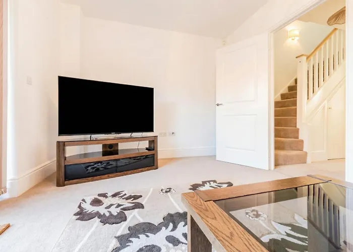 Family-friendly 4-bedroom House In Moston With Parking And Garden مانشستر