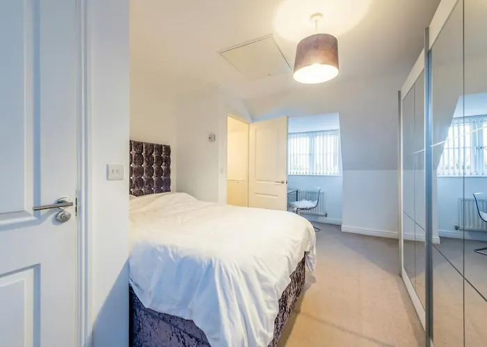 Casa vacanze Family-friendly 4-bedroom House In Moston With Parking And Garden