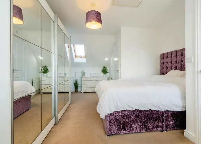 Family-friendly 4-bedroom House In Moston With Parking And Garden Casa vacanze