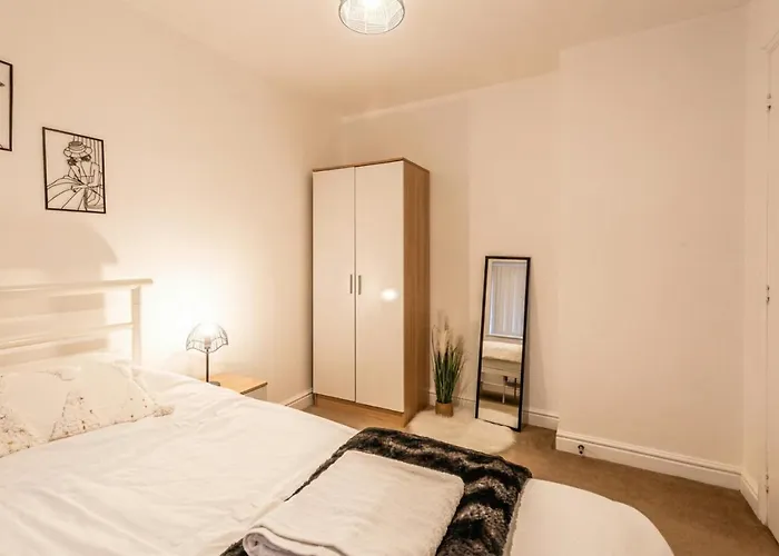 Family-friendly 4-bedroom House In Moston With Parking And Garden *