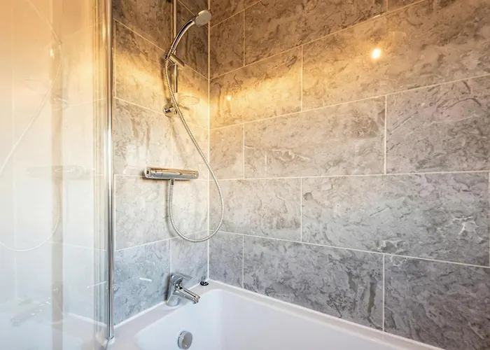 Casa vacanze Family-friendly 4-bedroom House In Moston With Parking And Garden *