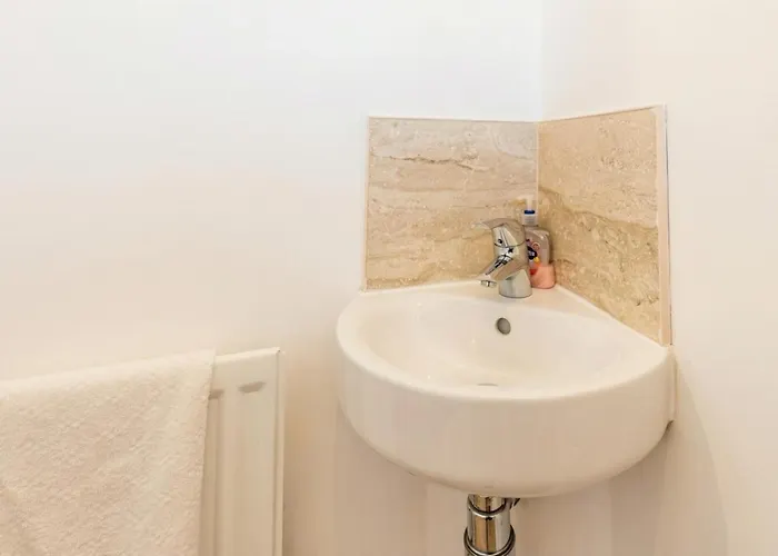 Family-friendly 4-bedroom House In Moston With Parking And Garden Casa vacanze Manchester