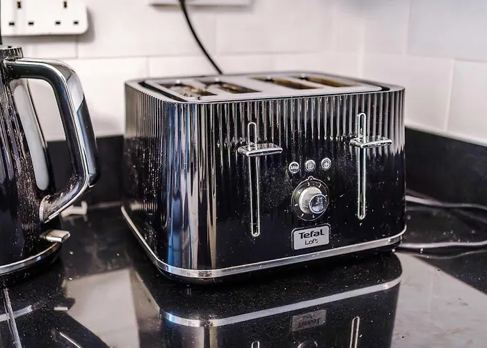 Oldtrafford - Sleeps 6 - Free Parking - Free Wifi * 맨체스터