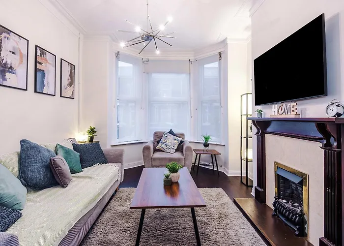 Oldtrafford - Sleeps 6 - Free Parking - Free Wifi 맨체스터