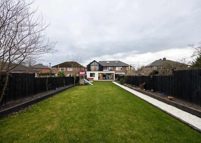 Stunning Family With Hot Tub In Worsley 펜션