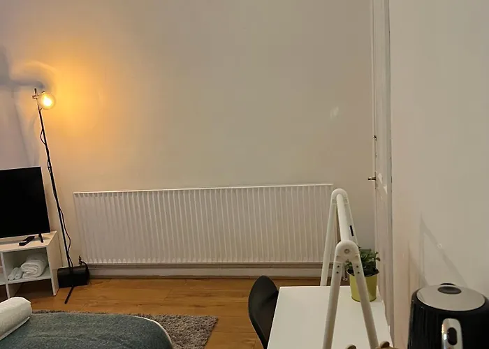 منزل للإقامة Stylish Private In Near Transport Links