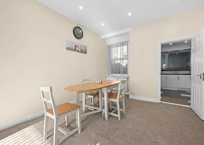 Three Bedroom House By Brookland Serviced Short Lets With Free Wifi 度假居