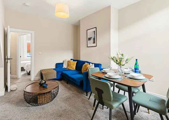 Nyaraló Home, Sleeps 6, Contractor Friendly, Free Parking