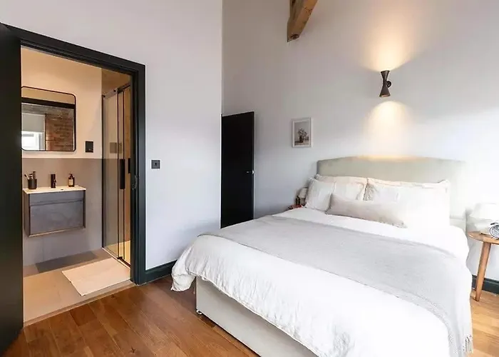 Urban Base Stone's Throw From Attractions Holiday home *