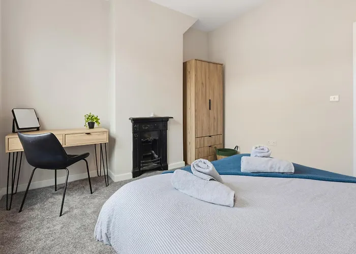 Nyaraló Home, Sleeps 6, Contractor Friendly, Free Parking *