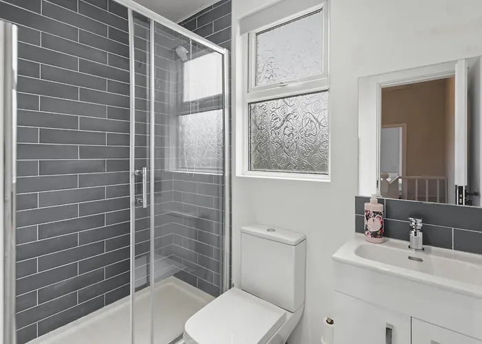 Home, Sleeps 6, Contractor Friendly, Free Parking