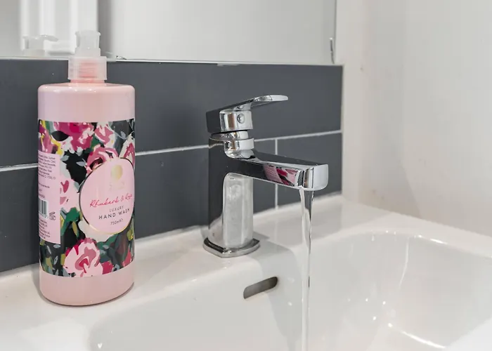 Home, Sleeps 6, Contractor Friendly, Free Parking * Manchester