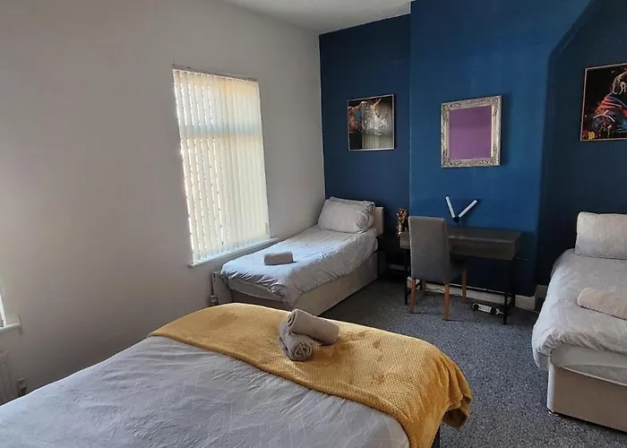 Premium Failsworth - Sleeps Up To 7! Holiday home *