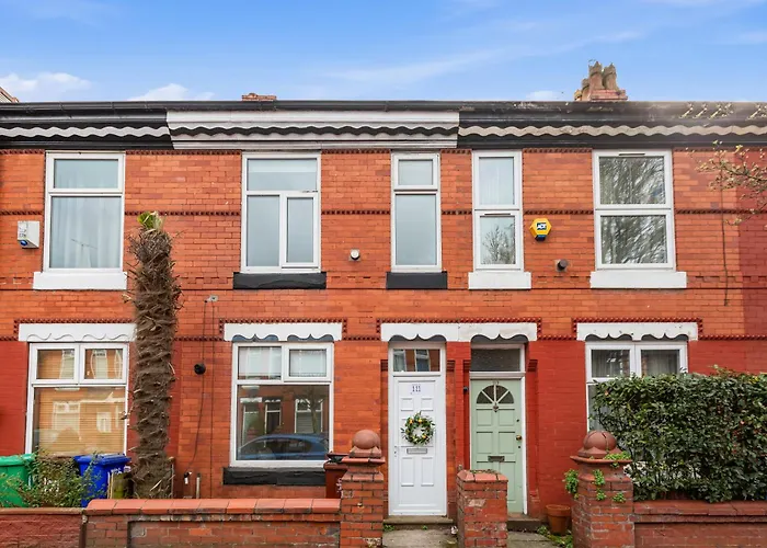 Home, Sleeps 6, Contractor Friendly, Free Parking * Manchester