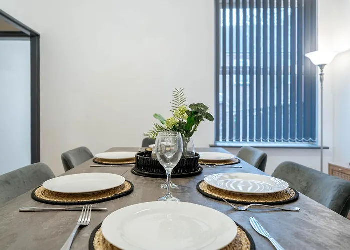 Spacious 3Br Stay - Free Parking - Near City Centre - Sleeps 6