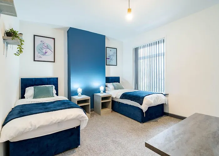 Spacious 3Br Stay - Free Parking - Near City Centre - Sleeps 6 펜션