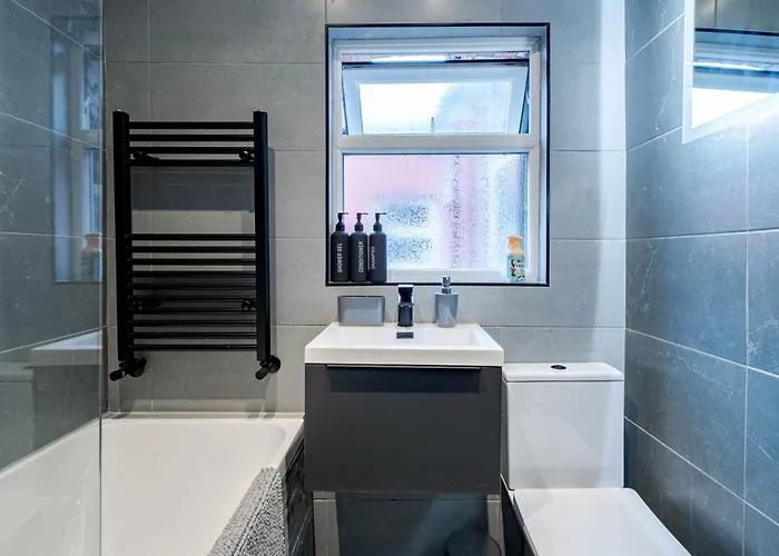 펜션 Spacious 3Br Stay - Free Parking - Near City Centre - Sleeps 6 *