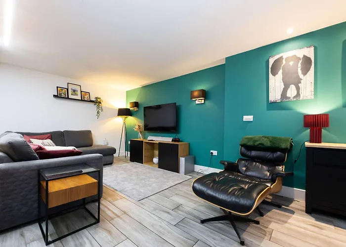 Stunning Family With Hot Tub In Worsley *