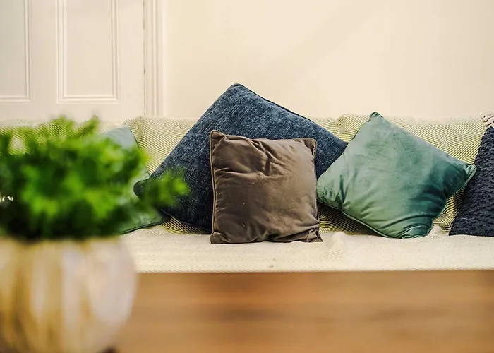 Oldtrafford - Sleeps 6 - Free Parking - Free Wifi