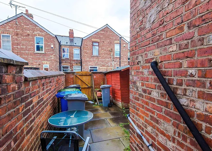 펜션 Oldtrafford - Sleeps 6 - Free Parking - Free Wifi *