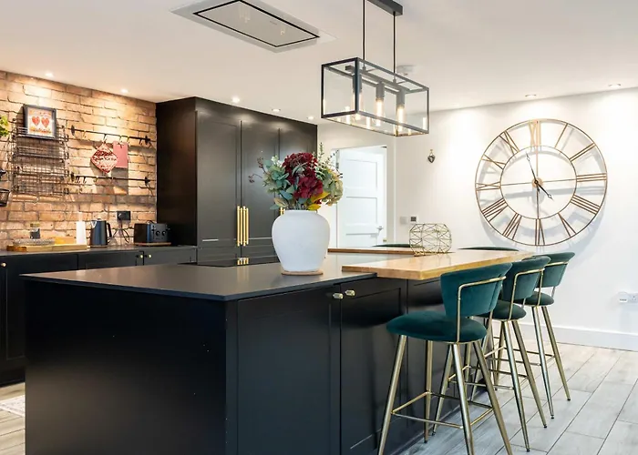 Stunning Family With Hot Tub In Worsley *