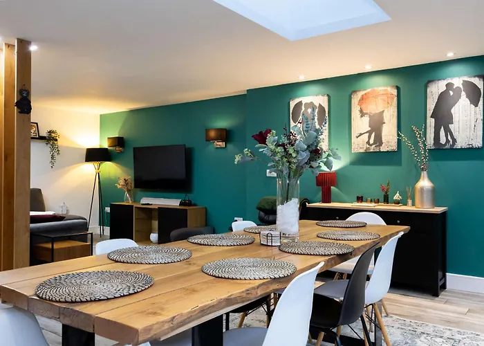 Stunning Family With Hot Tub In Worsley *