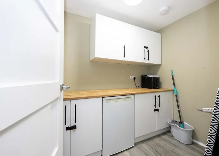 Stunning Family With Hot Tub In Worsley *