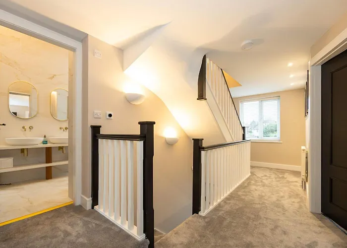 Stunning Family With Hot Tub In Worsley * 맨체스터