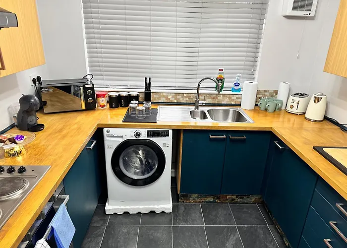 Luxury 2-bed Apartment,office With Built-in Tv King Bed, Private Entrance And Free Parking