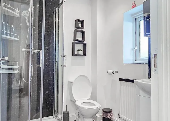 Deluxe 4-bed Near Etihad Stadium & C0-0p Arena, Sleeps 9 *