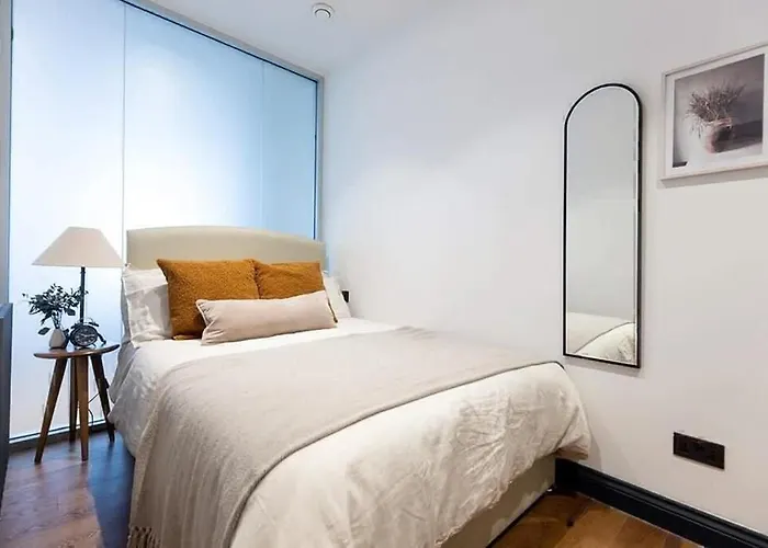 Apartment Base Steps From Attractions *