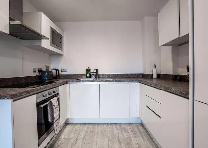 Elegant Modern One Bed Flat With Juliet Balcony *