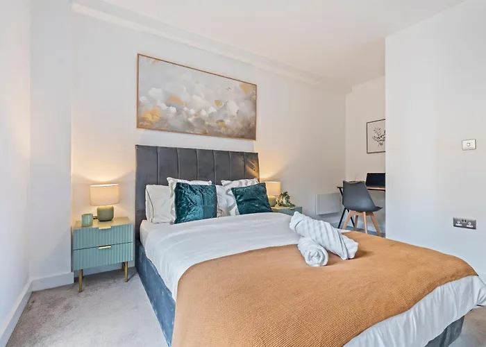 Modern 1-bed Centre Flat - Balcony & Parking * Mánchester