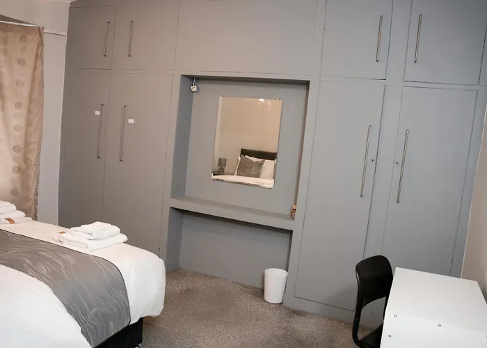 Modern & Spacious 4 Bedroom Residence In Manchester شقة *