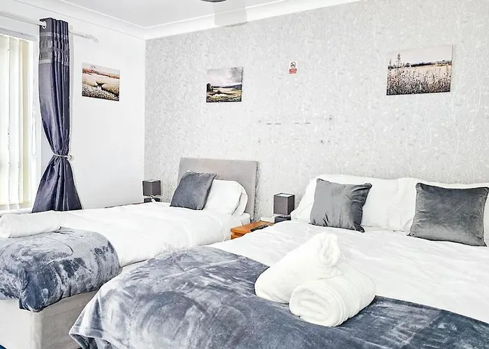 شقة Deluxe 4-bed Near Etihad Stadium & C0-0p Arena, Sleeps 9 *