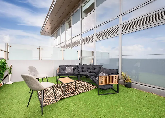 Penthouse Skyline - 2br, Massive Terrace Retreat *