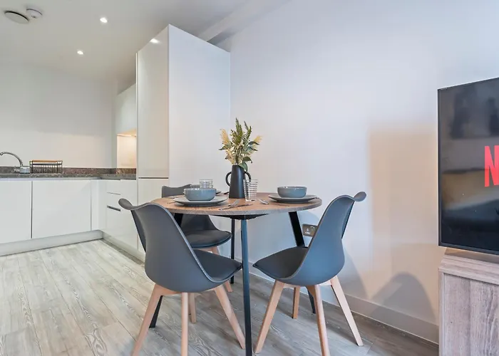 Apartamento Modern 1-bed Centre Flat - Balcony & Parking