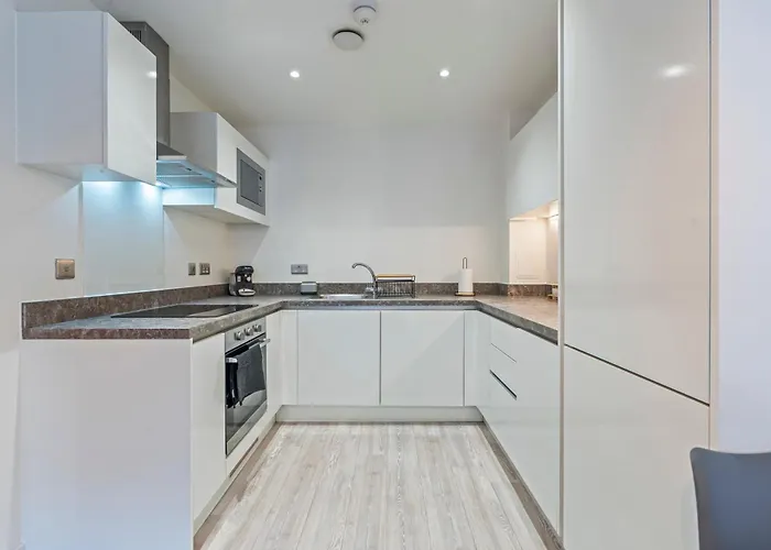 Modern 1-bed Centre Flat - Balcony & Parking Apartamento *